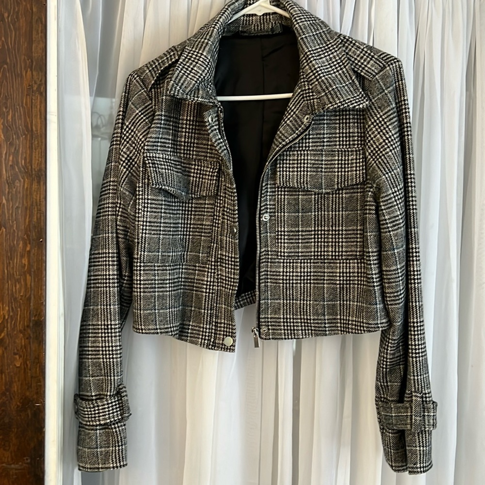 Size M. Barely used. Great condition. Lined. Waist length.